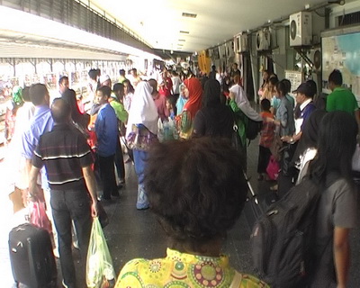 รถไฟสายใต้แน่นประชาชน เริ่มทยอยกลับกรุงเทพฯ